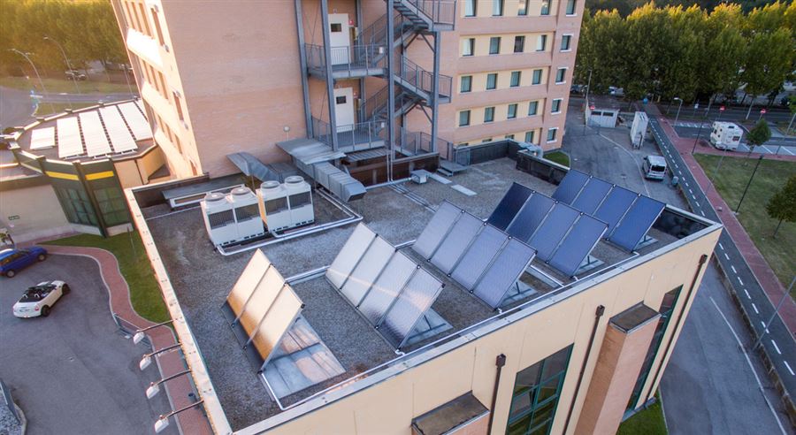 pannelli solari installati su edificio ospedaliero