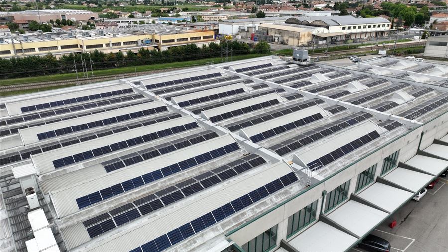 Immagine di fotovoltaico industriale su copertura